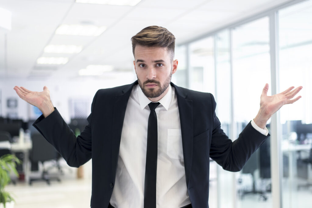 Homem em ambiente corporativo em dúvida